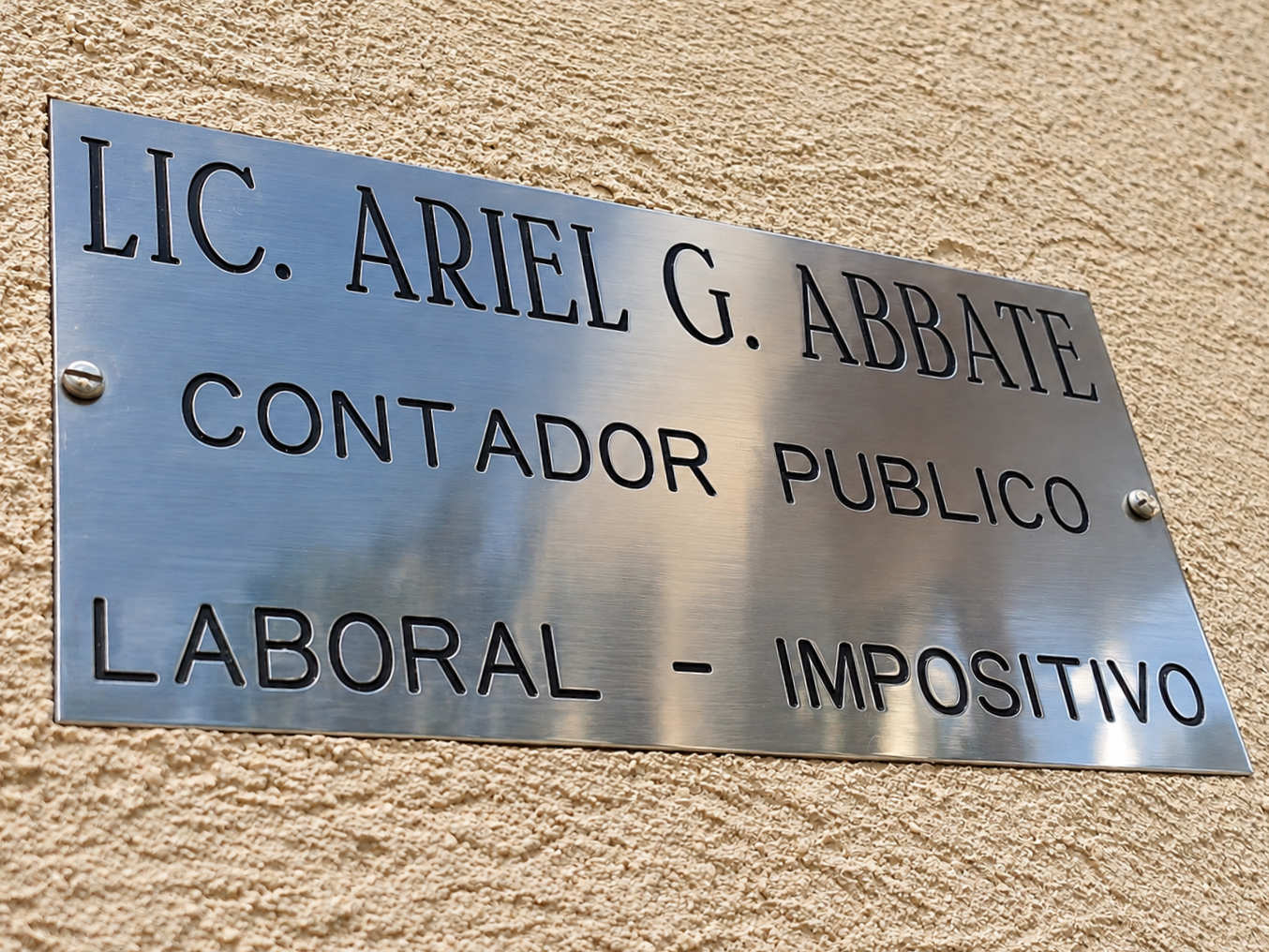 Placa profesional del Lic. Ariel G. Abbate, Contador Público